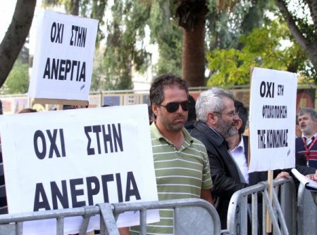 Rum Meclisi, 23 yeni yasa onayladı; Rumlar yeniden sokağa döküldü