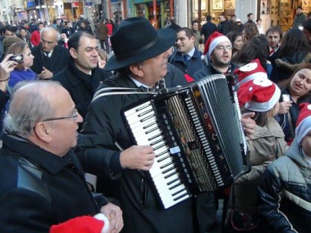 Rum öğrenciler, yılbaşını İstiklal Caddesi'nde kutladı