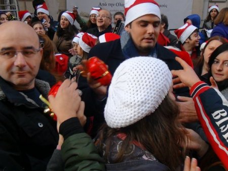 Rum öğrenciler, yılbaşını İstiklal Caddesi'nde kutladı