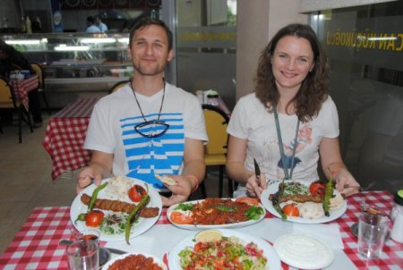 Rus çift, ücretsiz ikram edilen İskender ve Adana kebabının tadını beğendi