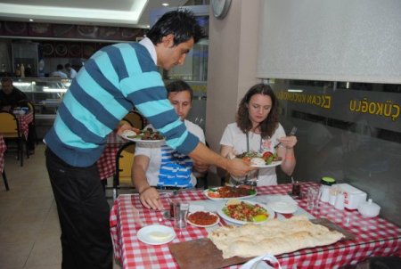 Rus çift, ücretsiz ikram edilen İskender ve Adana kebabının tadını beğendi