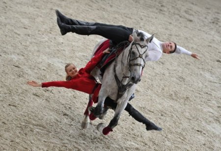 Rus Kozaklardan Nefes Kesen Ata Binme Gösterisi