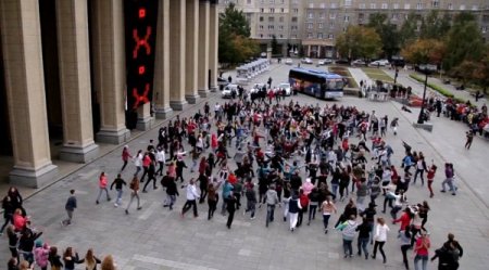 Rus polisi flashmob halk dans gösterisine “müdahale” etti