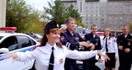 Rus polisi flashmob halk dans gösterisine “müdahale” etti