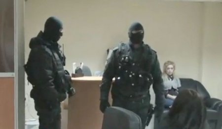 Rus Polisinden Bankaya 'Balyozlu' Operasyon