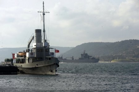 Rus savaş gemileri Çanakkale Boğazı'ndan geçti