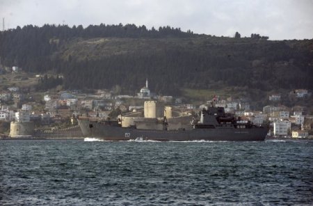 Rus savaş gemileri Çanakkale Boğazı'ndan geçti