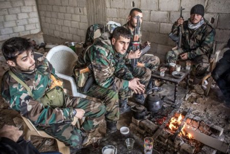 Rus televizyonu Türkiye sınırındaki Esed’in askerlerini görüntüledi