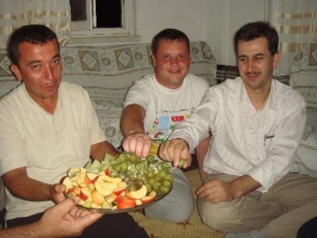 Rus Turizmci, Türk Arkadaşlarına Kendi Elleriyle Yaptığı Çiğ Börek İkram Etti