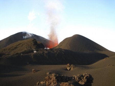 Ruslar, Tolbaçik yanardağının lav fışkırtmasını izliyor