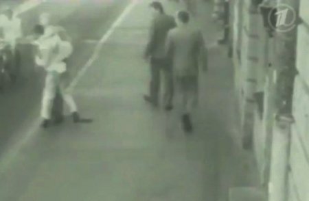 Rusya Bu Görüntüyü Tartışıyor; Tek Yumrukla Masum Vatandaşı Öldürdü