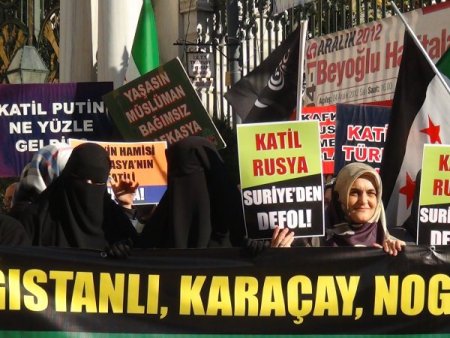 Rusya Konsolosluğu önünde Putin’i protesto ettiler