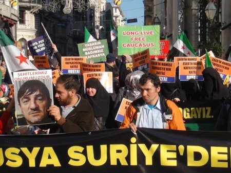 Rusya Konsolosluğu önünde Putin’i protesto ettiler