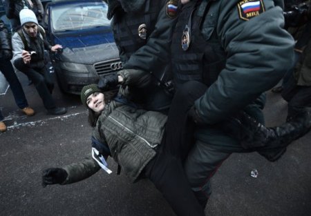 Rusya parlamentosu önünde eş cinsel kavgası: 20 kişi gözaltına alındı