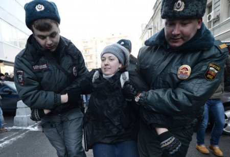 Rusya parlamentosu önünde eş cinsel kavgası: 20 kişi gözaltına alındı