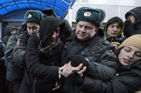 Rusya parlamentosu önünde eş cinsel kavgası: 20 kişi gözaltına alındı