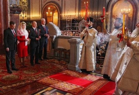 Rusya Paskalya bayramını kutluyor; Putin ve Medvedev ayinde