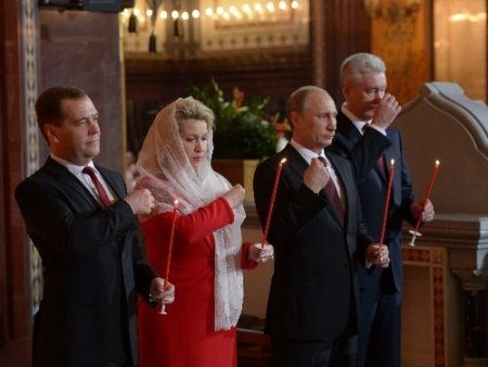 Rusya Paskalya bayramını kutluyor; Putin ve Medvedev ayinde