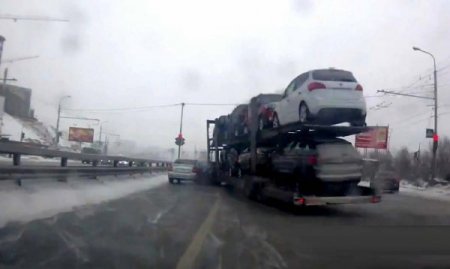 Rusya’da araç dolu TIR otobanı birbirine kattı