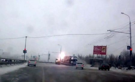 Rusya’da araç dolu TIR otobanı birbirine kattı