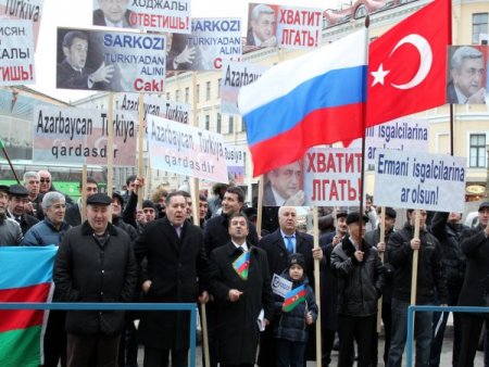 Rusya’da Azeri Ve Türk Diasporasından Fransa Protestosu