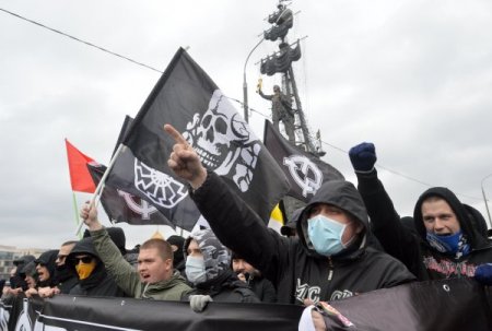Rusya’da binlerce Neonazi yürüdü