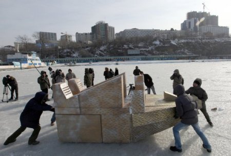 Rusya'da Buz Üstüne 4 Metrelik Balıkçı Anıtı Dikildi