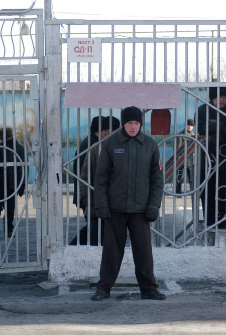 Rusya’da cezaevinde isyan, mahkum yakınları hapishane önünde toplandı