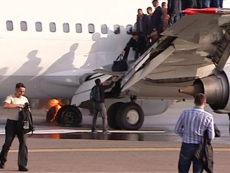 Rusya’da iniş yapan uçağın tekeri alev aldı, 140 yolcu tahliye edildi