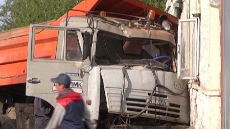 Rusya’da kamyon tek katlı binaya girdi; anne öldü, bebeği yaralı