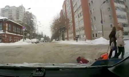 Rusya’da Kızakla Caddede Taşınan Çocuklar Kazalara Davetiye Çıkarıyor