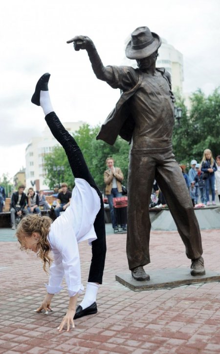 Rusya'da Michael Jackson Anıtı Açıldı