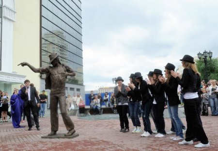 Rusya'da Michael Jackson Anıtı Açıldı