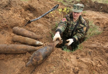 Rusya'da ormanlık alanda askeri mühimmat ve cesetler bulundu