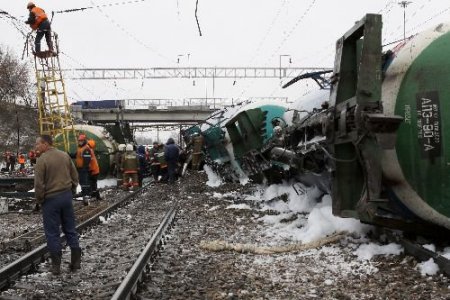 Rusya'da Petrol Yüklü Tren Devrildi