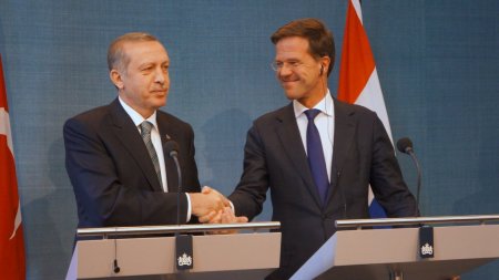 Rutte: Hollanda'da yeterince Müslüman koruyucu aile yoksa biz ne yapalım?