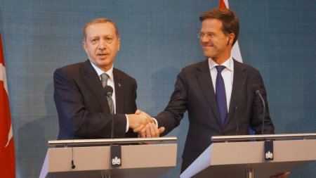 Rutte: Hollanda'da yeterince Müslüman koruyucu aile yoksa biz ne yapalım?