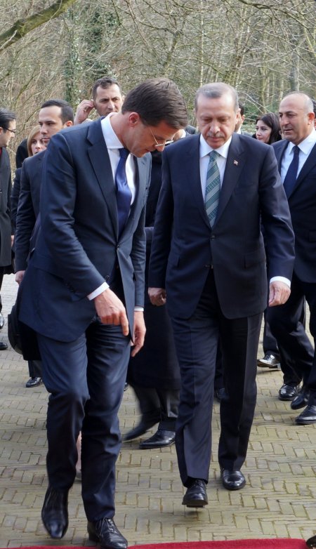 Rutte: Hollanda'da yeterince Müslüman koruyucu aile yoksa biz ne yapalım?