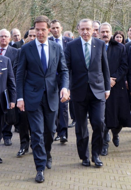 Rutte: Hollanda'da yeterince Müslüman koruyucu aile yoksa biz ne yapalım?