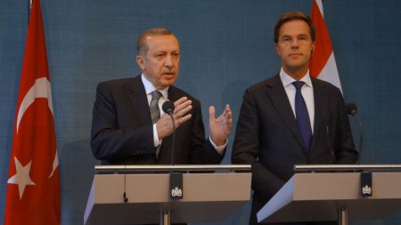 Rutte: Hollanda'da yeterince Müslüman koruyucu aile yoksa biz ne yapalım?