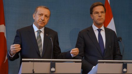 Rutte: Hollanda'da yeterince Müslüman koruyucu aile yoksa biz ne yapalım?