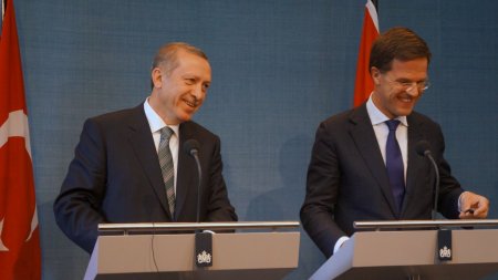 Rutte: Hollanda'da yeterince Müslüman koruyucu aile yoksa biz ne yapalım?