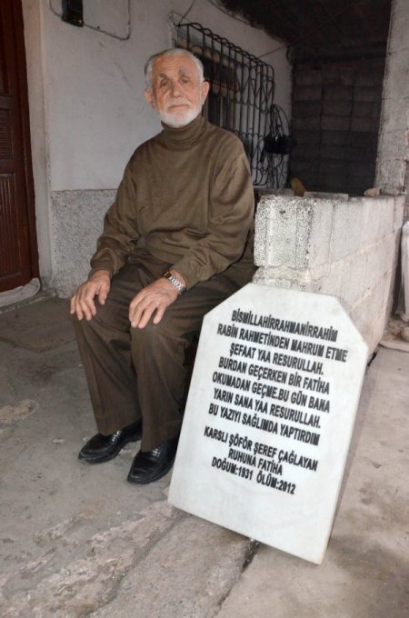 Rüyasında ölüm tarihini görüp mezar taşını hazırlattı, ölmeyince kutlama yaptı