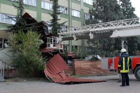 Rüzgar, Hastanenin Çatısına Zarar Verdi