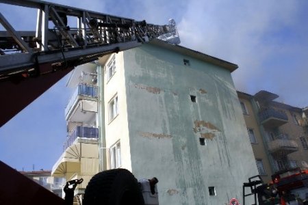 Rüzgarın etkisiyle büyüyen yangın 36 daireyi boşalttırdı