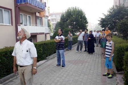 Rüzgarın etkisiyle büyüyen yangın 36 daireyi boşalttırdı