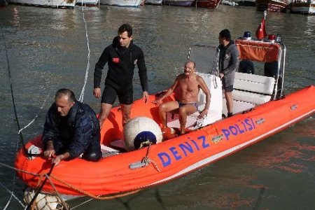 Rüzgarlı Havada Denize Girdi, Boğulmaktan Polis Kurtardı