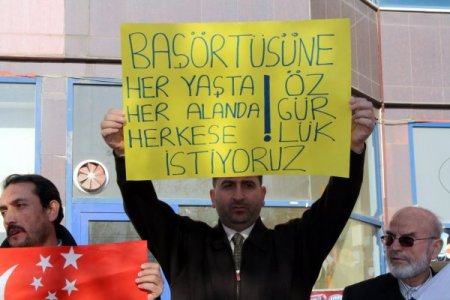 Saadet Partililer okullara tek tip kıyafet belirleme hakkı verilmesine tepkili