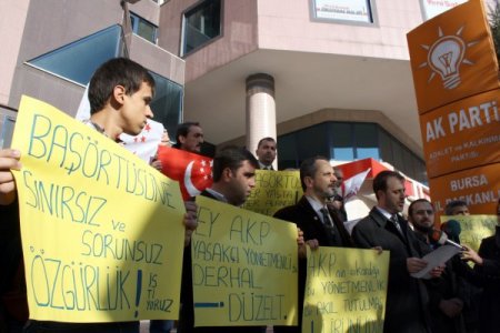 Saadet Partililer okullara tek tip kıyafet belirleme hakkı verilmesine tepkili