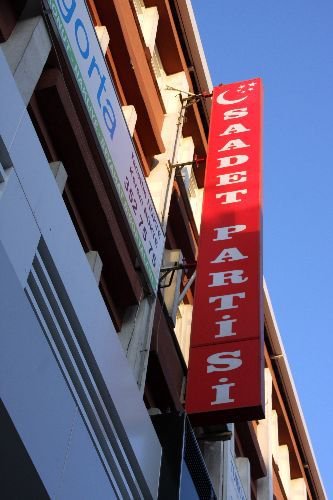 Saadet Partisi Konya Kadın Kolları Binasının Kapısı Kırıldı